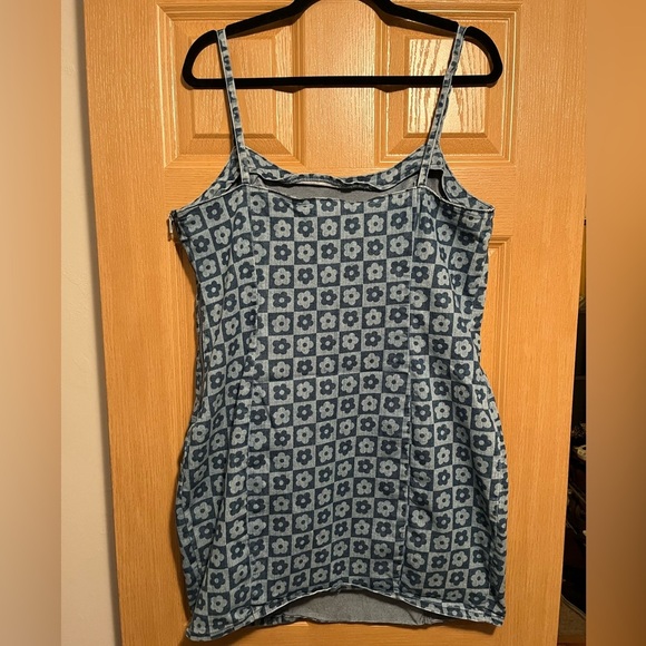 Divided Fitted Dress in Light Denim Blue/Floral - Picture 11 of 14